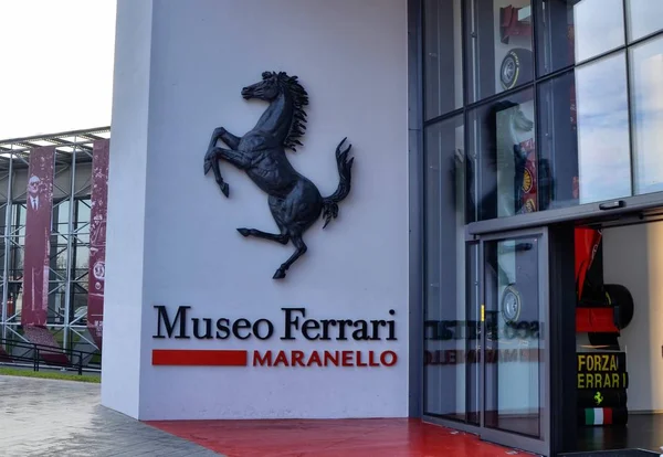 Maranello, İtalya, Aralık 2018. Ferrari Müzesi, siyah Şahlanan at girişine hiç şüphe bırakır: motorları evde olduğumuzu. İnsanları durdurmak için bir hatıra fotoğrafı.