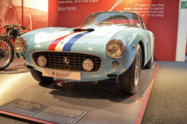 Maranello, Emilia Romagna, İtalya. Aralık 2018. Ferrari Müzede Sergi Salonu ilk modelleri ile. 250 Gt berlinetta ve 166 Mm. Enzo Ferrari'nin unutulmaz deyimleri duvarlara.