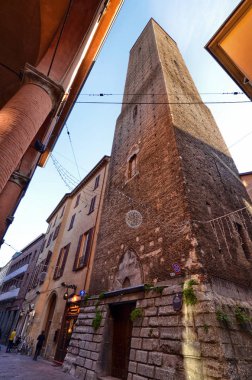 Bologna Emilia Romagna, İtalya. Aralık 2018. Azzoguidi Kulesi 61 metre yüksek Altabella, olarak da bilinir. Hala şehirde mevcut 20 kuleleri biridir. İnsanlar yürüyüş.