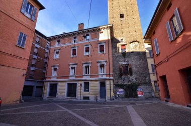 Bologna Emilia Romagna, İtalya. Aralık 2018. Gündüz video Prendiparte kulenin 59,5 metre yüksekliğinde. Hala şehirde mevcut 20 kuleleri biridir. Bankası'B & B evler.