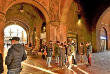 Bologna Emilia Romagna, İtalya. Aralık 2018. Piazza Maggiore'ye sarayda podest. Kasanın çapraz köşelerini insanlar. Fiziksel bir fenomen bir köşesinden ses diğer iletir.