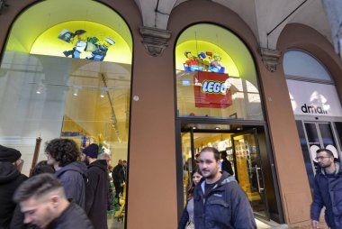 Bologna, İtalya, Aralık 2018. Tarihi merkez Lego deposunda: pencerenin şehir için özelleştirilmiştir. İki kule açık: Garisenda ve Asinelli, en uzun.
