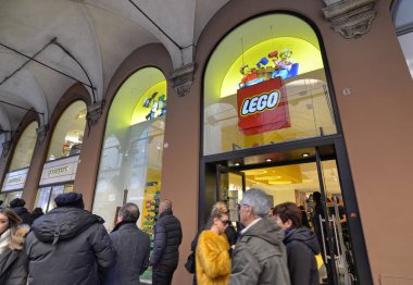 Bologna, İtalya, Aralık 2018. Tarihi merkez Lego deposunda: pencerenin şehir için özelleştirilmiştir. İki kule açık: Garisenda ve Asinelli, en uzun.