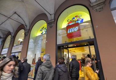 Bologna, İtalya, Aralık 2018. Tarihi merkez Lego deposunda: pencerenin şehir için özelleştirilmiştir. İki kule açık: Garisenda ve Asinelli, en uzun.