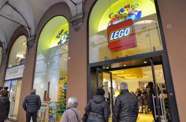 Bologna, İtalya, Aralık 2018. Tarihi merkez Lego deposunda: pencerenin şehir için özelleştirilmiştir. İki kule açık: Garisenda ve Asinelli, en uzun.