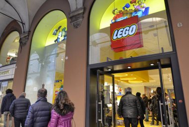 Bologna, İtalya, Aralık 2018. Tarihi merkez Lego deposunda: pencerenin şehir için özelleştirilmiştir. İki kule açık: Garisenda ve Asinelli, en uzun.