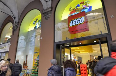 Bologna, İtalya, Aralık 2018. Tarihi merkez Lego deposunda: pencerenin şehir için özelleştirilmiştir. İki kule açık: Garisenda ve Asinelli, en uzun.