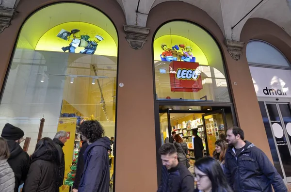 Bologna, İtalya, Aralık 2018. Tarihi merkez Lego deposunda: pencerenin şehir için özelleştirilmiştir. İki kule açık: Garisenda ve Asinelli, en uzun.