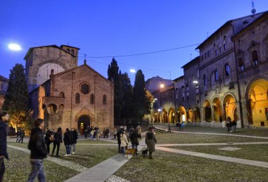 Bologna Emilia Romagna, İtalya. Aralık 2018. Kare yedi kiliseler denir: Santo Stefano bazilika dini binaların bir kompleks olduğunu. Via Santo Stefano gerçek ismi. İnsanlar yürüyüş.