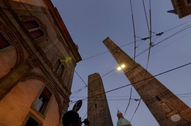 Bologna Emilia Romagna, İtalya. Aralık 2018. Gece görüntü en ünlü iki kulenin: Asinelli, en yüksek ve Garisenda. Bütün şehir için bir referans noktası olduklarını.