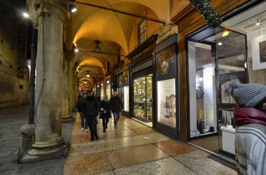 Bologna Emilia Romagna, İtalya. Aralık 2018. Uzun portikolardan şehrin karakterize, Noel atmosferi tarihi merkezinde ziyaret elini kolunu sallaya dönüyor insanlar çekiyor
