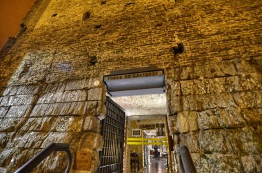 Bologna Emilia Romagna, İtalya. Aralık 2018. Şehirde olduğu gibi kaldı 20 Ortaçağ kulelerden birini Galluzzi kule var. Gece fotoğraf. Bankası'bir restoran inşa edildi.