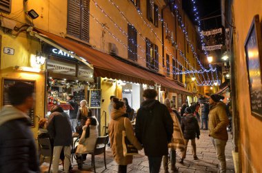 Bologna Emilia Romagna, İtalya. Aralık 2018. Noel tatili için sokak şarkının sözleri geç sanatçı Lucio Dalla gelecek yıl gösteren ışıklar ile dekore edilmiş.