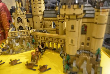 Bologna Emilia Romagna, İtalya. Lego mağaza Hogwarts Cadılık ve Büyücülük Okulu temsil eden bir dizi ana Harry Potter serisi roman bağlamdır