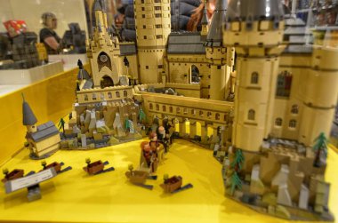 Bologna Emilia Romagna, İtalya. Lego mağaza Hogwarts Cadılık ve Büyücülük Okulu temsil eden bir dizi ana Harry Potter serisi roman bağlamdır