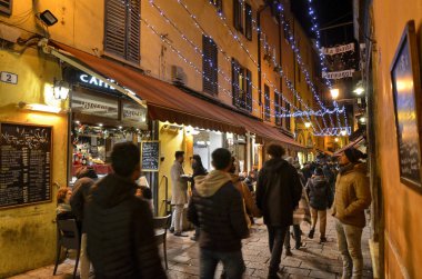 Bologna Emilia Romagna, İtalya. Aralık 2018. Noel tatili için sokak şarkının sözleri geç sanatçı Lucio Dalla gelecek yıl gösteren ışıklar ile dekore edilmiş.