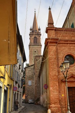 Vignola, Emilia Romagna, İtalya. Ocak 2019. Via Giuseppe Garibaldi, görünümünü, kalenin Kuzey Vignola bucak ayrıntılı olarak.