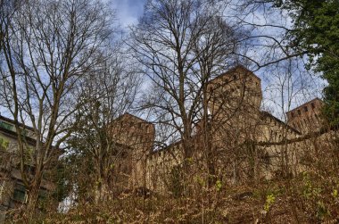 Vignola, Emilia Romagna, İtalya. Ocak 2019. Güneyden, gördün Vigonola Nehri Panaro bakan Kalesi. Arabalar, nehir, köprüden boyunca hayran olabilir.