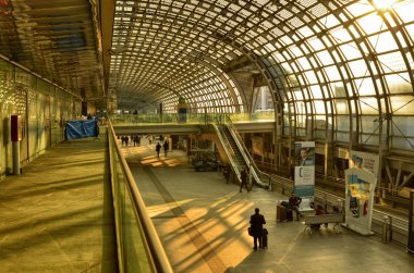 Turin, Piedmont, İtalya. Porta Susa tren istasyonu, Yürüyen merdivenler