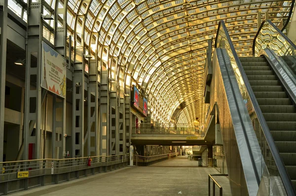 Turín, Piamonte, Italia. Estación de tren Porta Susa, escaleras mecánicas — Foto de Stock