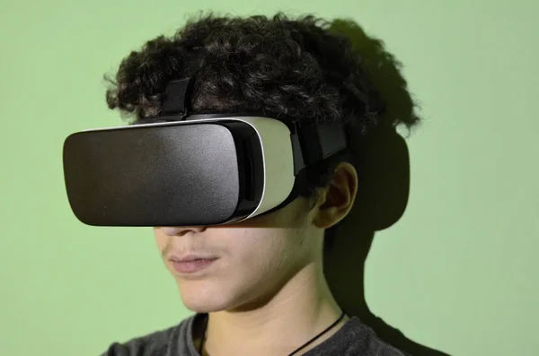 Um jovem caucasiano usa o visualizador VR 360 em seu quarto — Fotografia de Stock