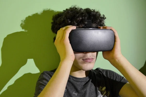 Un joven caucásico lleva el visor VR 360 en su habitación —  Fotos de Stock