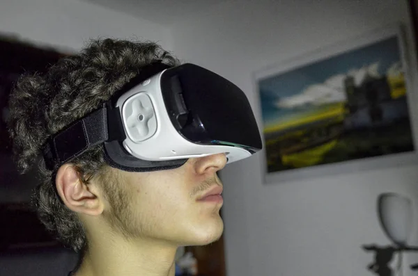 Un joven caucásico lleva el visor VR 360 en su habitación —  Fotos de Stock