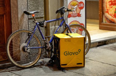 Çanta ve Glovo gelen bir işçinin Bisiklet