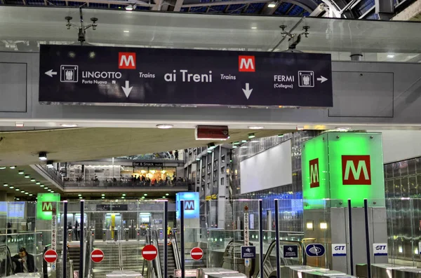 Turin, interior porta susa bahnhof. — Stockfoto