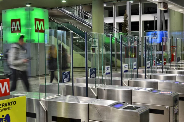 Torinó, belső Porta Susa vasútállomás. — Stock Fotó