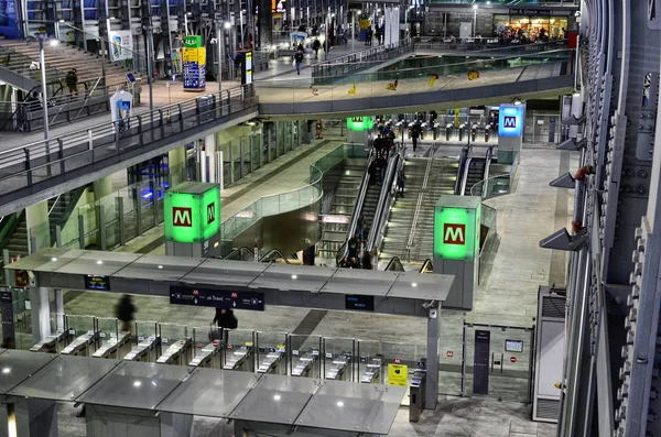 Turin, interior porta susa bahnhof. — Stockfoto