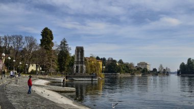 Verbania, Piedmont, Italya. Mart 2019. Göl kenarı
