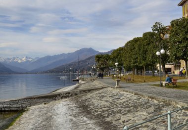 Verbania, Piedmont, Italya. Mart 2019. Göl kenarı