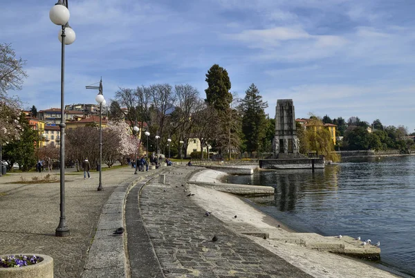 Verbania, Piemonte, Itália. Março de 2019. A frente do lago — Fotografia de Stock