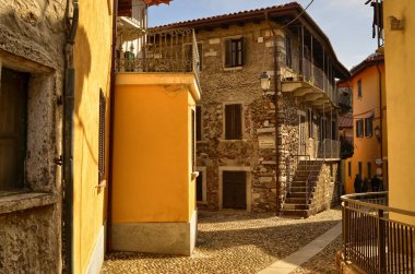 Mergozzo, Piedmont, Italya. Mart 2019, eski şehir