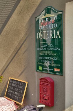 Neive, Piedmont, Italya. Ekim 2018. Birkaç kafeterya vardır