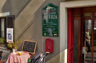 Neive, Piedmont, Italya. Ekim 2018. Birkaç kafeterya vardır