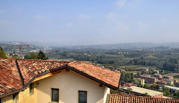 Neive, piemont, italien. Oktober 2018. aus dem historischen Zentrum s — Stockfoto