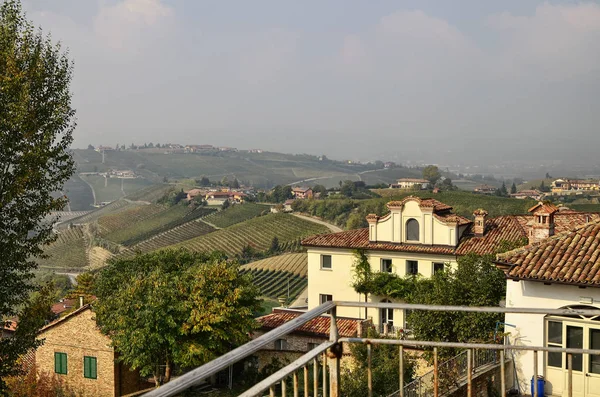 Neive, piemont, italien. Oktober 2018. aus dem historischen Zentrum s — Stockfoto