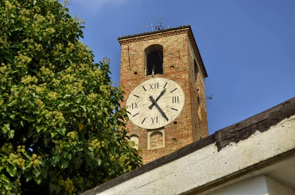 Neive, Italya, saat kulesi — Stok fotoğraf