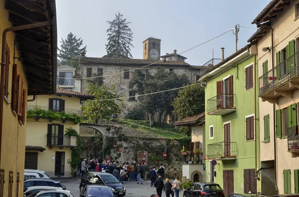 Neive, Itália, a torre do relógio — Fotografia de Stock