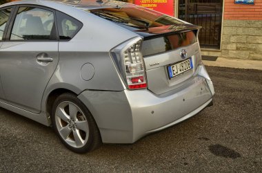 Toyota Prius metalik gri hasar gördü.