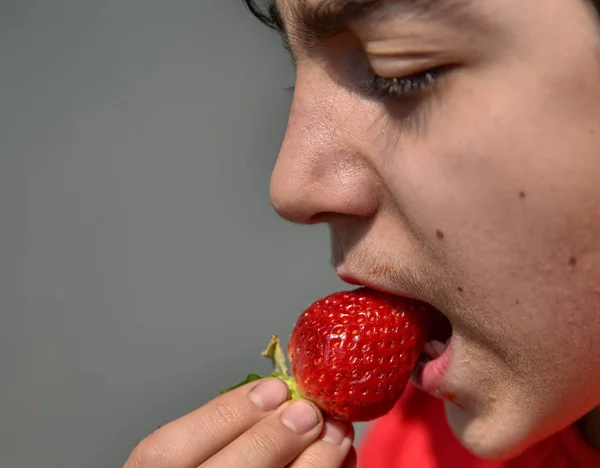 Καυκάσιος παιδί που τρώει μια φράουλα — Φωτογραφία Αρχείου