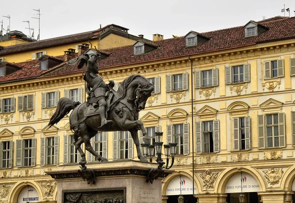 La estatua ecuestre de Emanuele Filiberto de Saboya — Foto de Stock