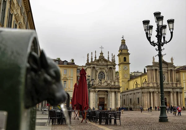 Turín, Piamonte, Italia. Abril 2019. Una mirada a Piazza San Carlo — Foto de Stock
