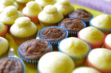 Bir tepsi dolusu kek