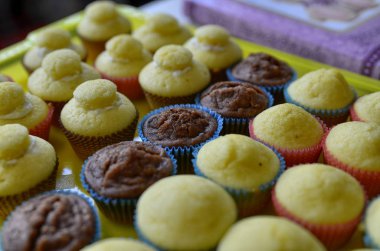 Bir tepsi dolusu kek