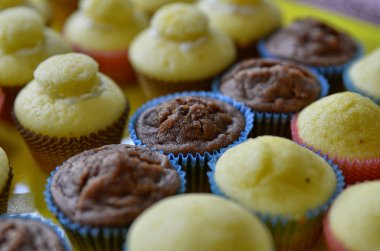 Bir tepsi dolusu kek