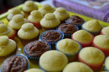 Bir tepsi dolusu kek