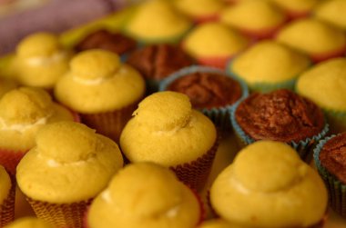 Bir tepsi dolusu kek